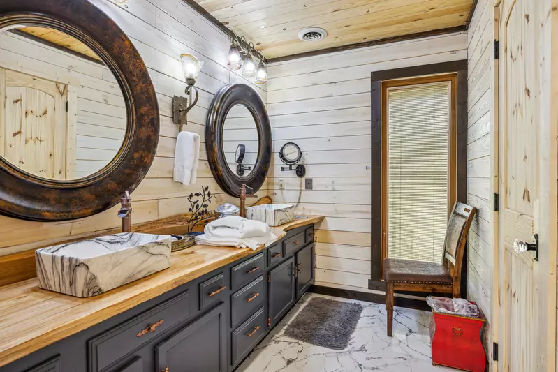 Primary suite — bedroom view