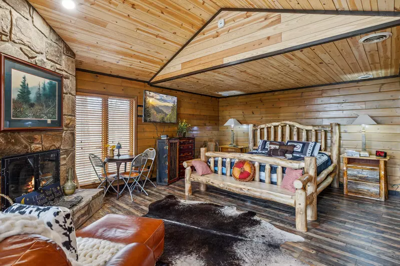 Primary suite — king bed