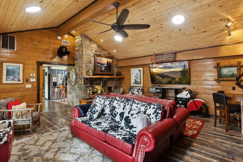 Buckhorn Lodge — Great room overview